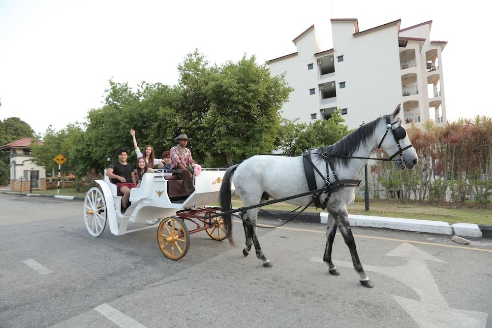 Arabian Bay Resort@ Bukit Gambang Resort City Экстерьер фото